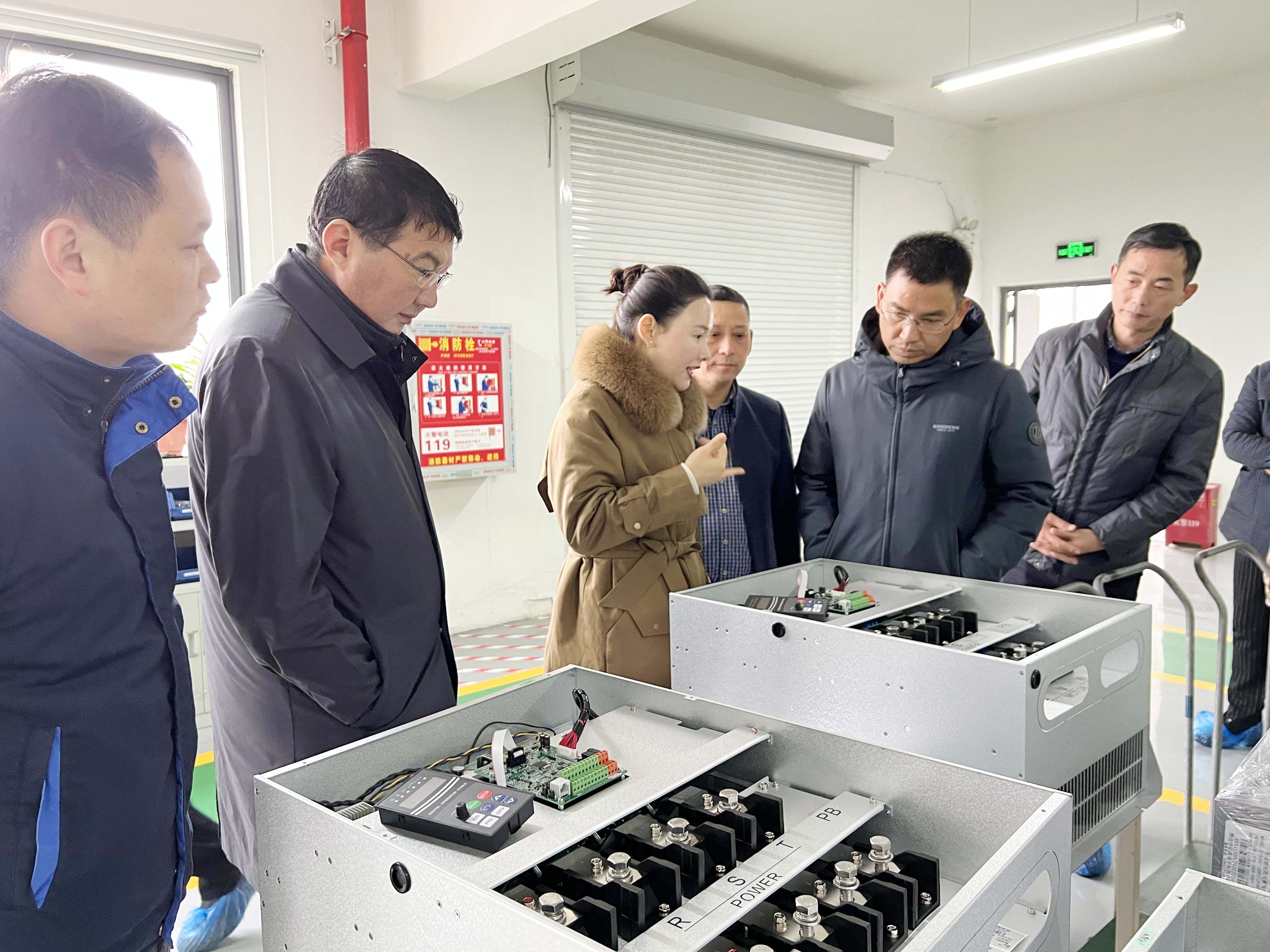江蘇華梓車(chē)業(yè)有限公司等領(lǐng)導蒞臨南京歐陸電氣訪(fǎng)問(wèn)交流 (3).jpg